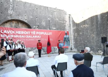 Presidenti Meta dekoron 8 atdhetarë në Tepelenë, shoqërohej nga Tërmet Peçi