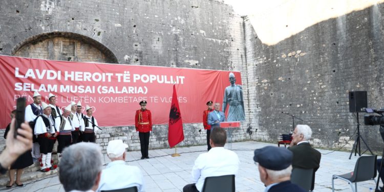Presidenti Meta dekoron 8 atdhetarë në Tepelenë, shoqërohej nga Tërmet Peçi