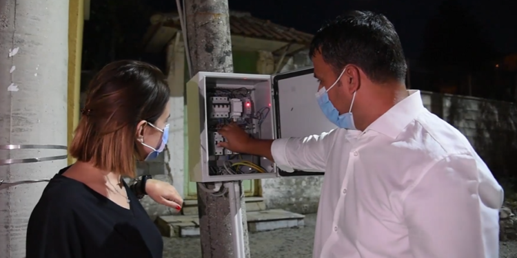 Flamur Golemi ndez dritat, shihni si është ndriçuar rruga e lagjes “Zinxhira” (VIDEO)