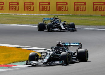 Video, Hamilton fiton me tre rrota në Silversone