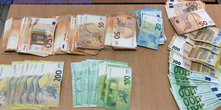 Kapen “mat” dy shtetas grekë në Kakavijë, po iknin nga Shqipëria me 30 mijë euro të padeklaruara