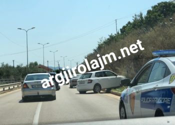 Aksident në aksin Sarandë-Ksamil, përplasen 2 makina