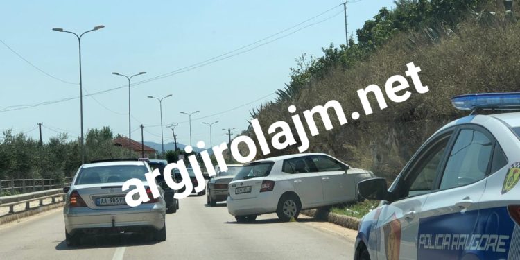 Aksident në aksin Sarandë-Ksamil, përplasen 2 makina