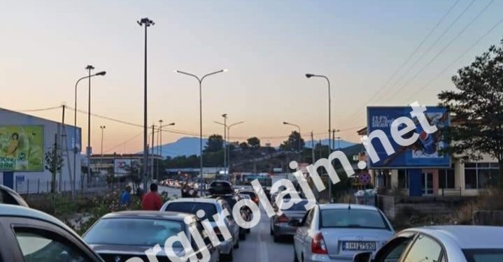 Radhë kilometrike, shihni ç’bëhej mëngjesin e sotëm në Kakavijë (VIDEO)