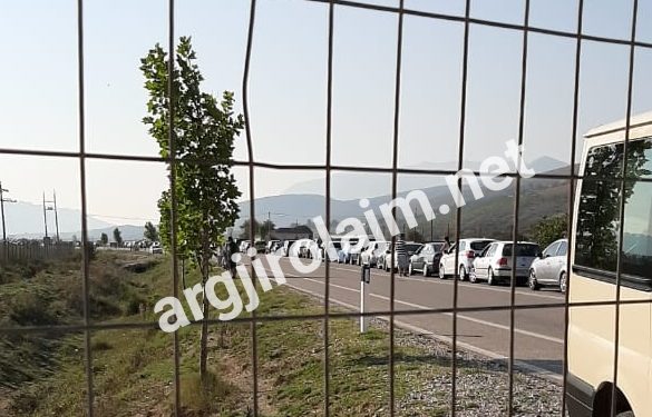 “Nami” në Kakavijë radha e automjeteve deri në Jorgucat (FOTO)