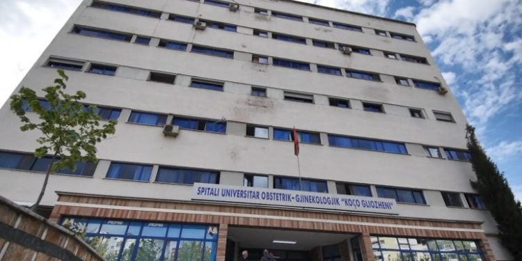 Tiranë, nëna e re me Covid sjell në jetë foshnjën e saj