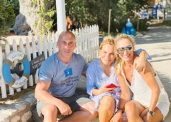 Monika Kryemadhi shijon pushimet në Jalë, përqafohet me gruan e Haradinajt: Parajsa është në Shqipëri, shikojeni!