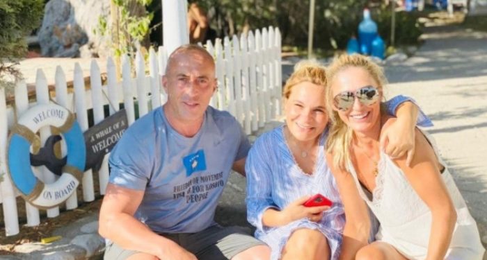 Monika Kryemadhi shijon pushimet në Jalë, përqafohet me gruan e Haradinajt: Parajsa është në Shqipëri, shikojeni!