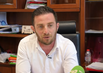 Gjobë nëse qeni juaj shkakton zhurmë e shqetëson komshinjtë, Bashkia Gjirokastër sqaron rregulloren e re (VIDEO)