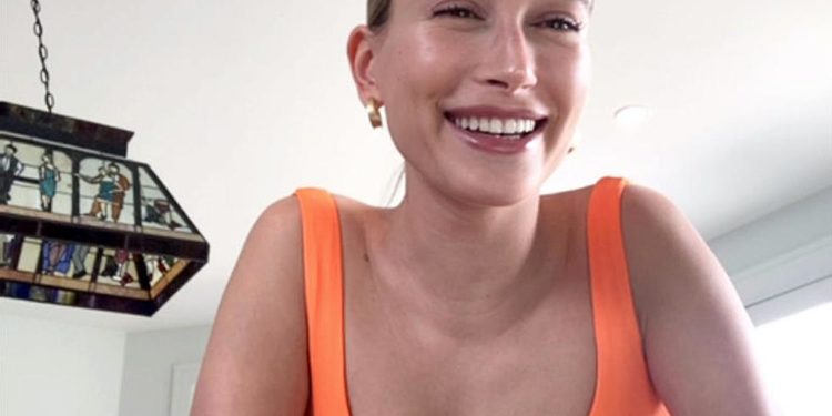 Truku që Hailey Bieber përdor për pastrimin e akneve