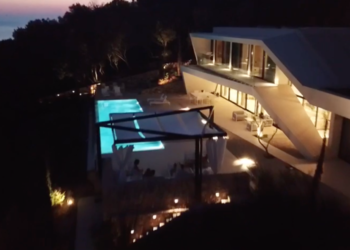 Njihuni me “Vilën E” tek Kep Merli, që ka fituar çmimet prestigjioze për arkitekturën