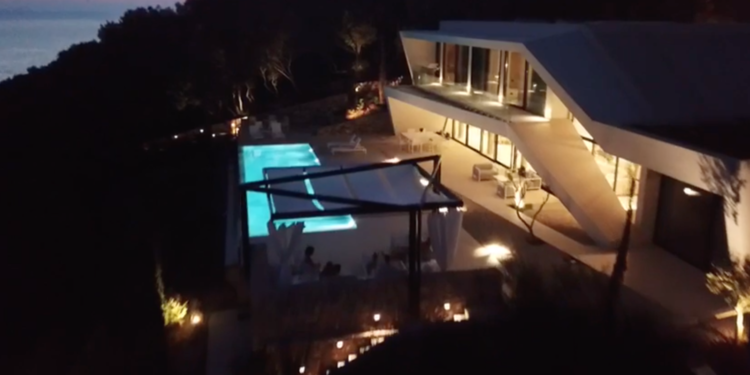 Njihuni me “Vilën E” tek Kep Merli, që ka fituar çmimet prestigjioze për arkitekturën