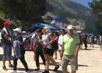 Pelegrinët “pushtojnë” malin e Tomorrit: Zoti na sheh e na ruan nga e keqja