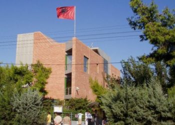 Ambasada shqiptare njoftim të rëndësishëm për emigrantët shqiptarë që jetojnë në Greqi