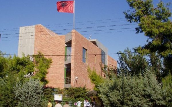 Ambasada shqiptare njoftim të rëndësishëm për emigrantët shqiptarë që jetojnë në Greqi
