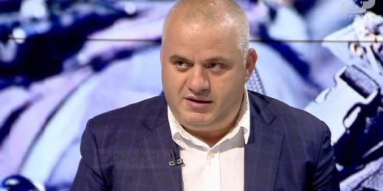 Artan Hoxha: Qirje Rama, zgjidh krizën e emigrantëve me qirje Micotaqin, ose ule dhe ti traun, që këmbë personi me pasaortë greke, të mos kalojë kufirin