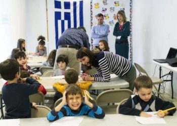 Greqian bën me detyrim përdorimin e maskës në shkolla e kopshte