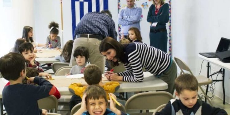 Greqian bën me detyrim përdorimin e maskës në shkolla e kopshte