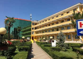 Ngjarje e rëndë/ I riu me Covid hidhet nga kati i tretë i spitalit