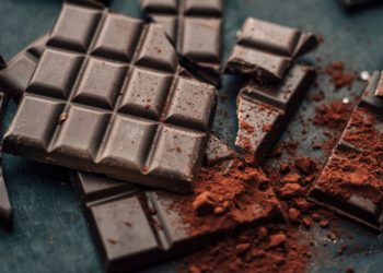 Ndikimi i cokollatës së zezë për rënien nga pesha