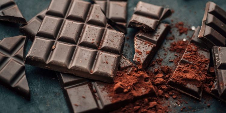 Ndikimi i cokollatës së zezë për rënien nga pesha