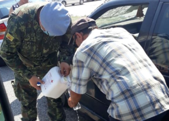 200 ushtarë në Kakavijë për të ndihmuar emigrantët, shpërndahet ujë e ushqime, vendosen tualete të lëvizshme (FOTO)