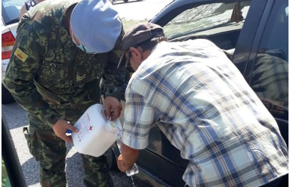 200 ushtarë në Kakavijë për të ndihmuar emigrantët, shpërndahet ujë e ushqime, vendosen tualete të lëvizshme (FOTO)