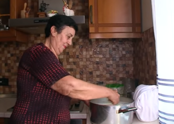 Anketa e Komisionit Europian: Gratë shqiptare më punëtore, të parat si amvisa dhe në menaxhimin e shtëpisë (VIDEO)