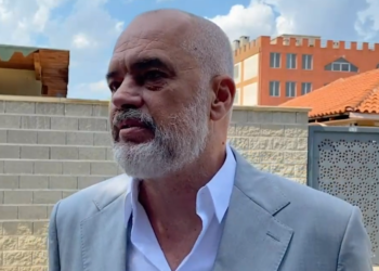 Rama jep lajmin e mirë: Rritje rrogash për mjekët dhe infermierët