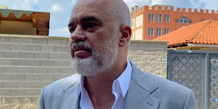 Rama jep lajmin e mirë: Rritje rrogash për mjekët dhe infermierët