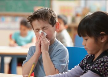 Ndalohen kollitjet dhe teshtitjet/ Kush bën shaka me Covid, përjashtohet nga shkolla