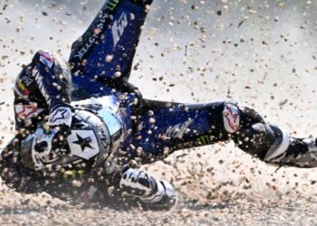 Video, i këputen frenat, piloti hidhet nga motori me 200 km/h