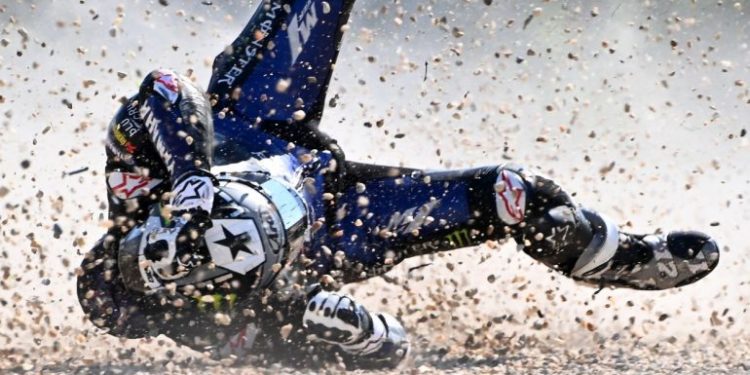 Video, i këputen frenat, piloti hidhet nga motori me 200 km/h