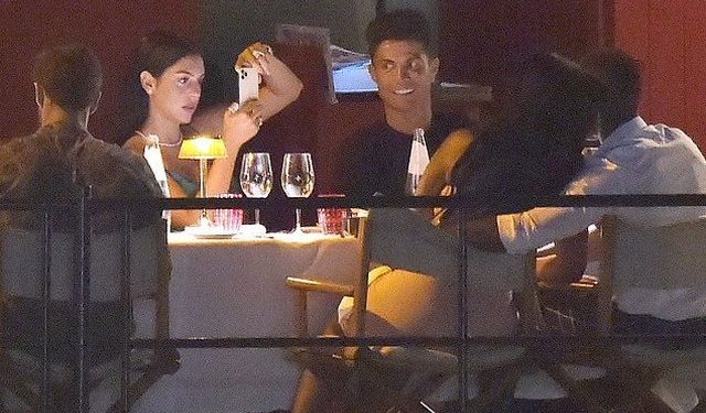 Christiano Ronaldo dhe Georgina e “teprojnë” me alkoolin, çifti fotografohet në fshatin italian (FOTO)