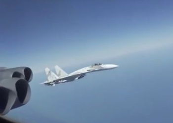 Del VIDEO/ Shikoni si e kërcënoi avioni rus, bombarduesin amerikan në Detin e Zi