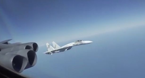 Del VIDEO/ Shikoni si e kërcënoi avioni rus, bombarduesin amerikan në Detin e Zi