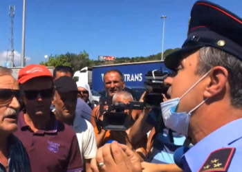 Emigrantët në Kakavijë përplasen me drejtorin e Kufirit (DEBATI)