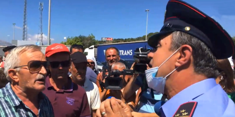 Emigrantët në Kakavijë përplasen me drejtorin e Kufirit (DEBATI)