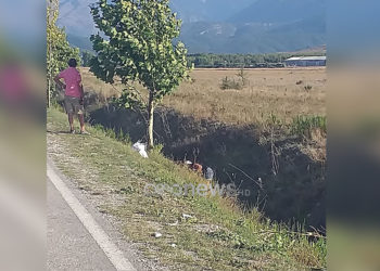 Emigrantët e bllokuar në Kakavijë, gratë mbledhin rigon nëpër fusha