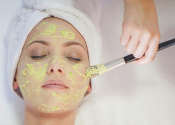 Maskat që dermatologët nuk rekomandojnë të përdoren