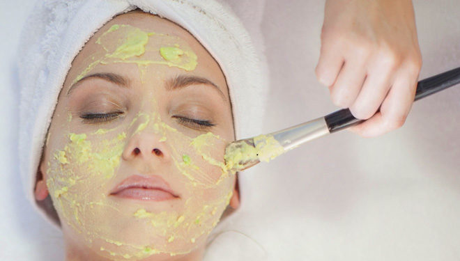 Maskat që dermatologët nuk rekomandojnë të përdoren