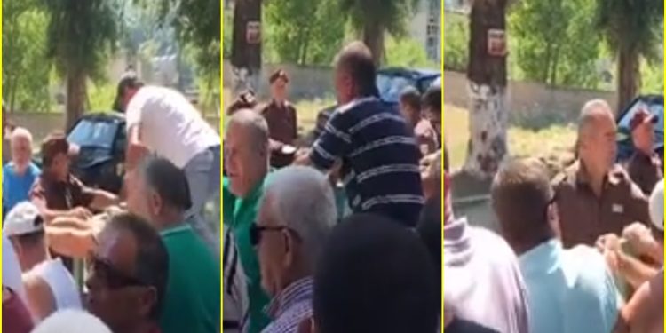 Tensione në Ballsh, naftëtarët kanë tre muaj pa rroga, protestojnë para uzinës