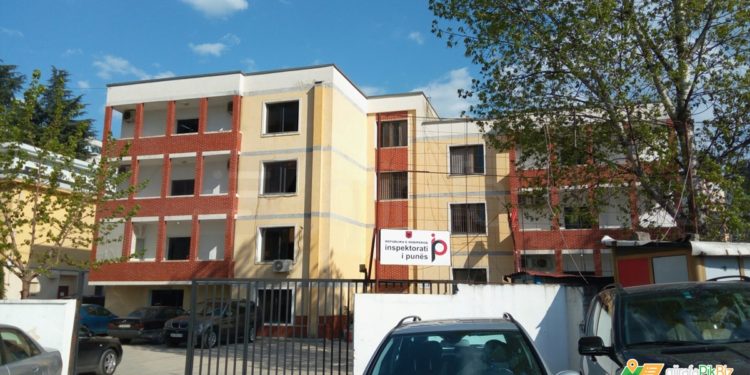 Sherr në zyrat e Inspektoratit të Punës, aktivistët ngrihen në protestë (VIDEO)