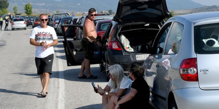 Policia e Shtetit thirrje emigrantëve në Kakavijë: Mos u dyndni të gjithë në një ditë, nga e hëna masa më shtrënguese për të hyrë në Greqi