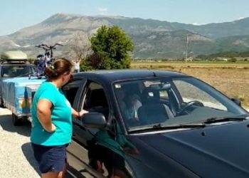 Situatë e pazakontë në Kakavijë, gra e fëmijë presin në diell për ta kaluar kufirin, radhë kilometrike (VIDEO)