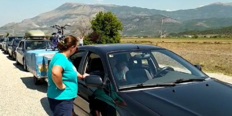 Situatë e pazakontë në Kakavijë, gra e fëmijë presin në diell për ta kaluar kufirin, radhë kilometrike (VIDEO)