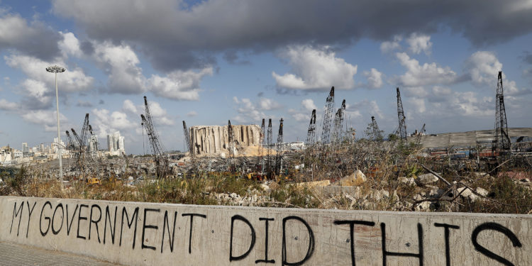 Protesta të dhunshme në Liban pas shpërthimit katastrofik, dorëhiqet qeveria