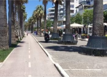 ‘Çmenduri’ në Vlorë, pleqtë qëllohen me gur pas sherrit për domino (VIDEO)