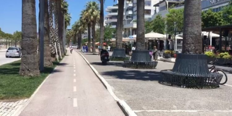 ‘Çmenduri’ në Vlorë, pleqtë qëllohen me gur pas sherrit për domino (VIDEO)
