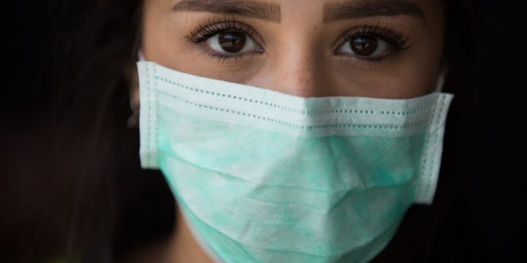 Vër maskën, budalla!